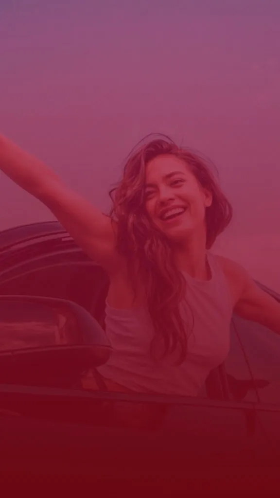 Glammer sorrindo com o braço para fora da janela do carro